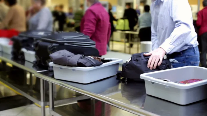 Không nên đặt điện thoại trực tiếp lên khay kiểm tra an ninh sân bay: Cảnh báo từ blogger du lịch Mỹ